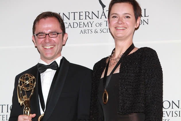 Tristan Chytroschek und Susanne Mertens strahlen mit ihrem International Emmy. (Foto: Getty Images)