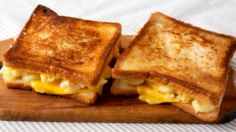 Grilled mac and cheese sandwich
