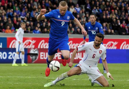 Iceland's Kolbeinn Sigthorsson (L) controls the ball before scoring past Czech Republic's Tomas Sivok during their Euro 2016 qualifying soccer match in Reykjavik, Iceland, June 12, 2015. REUTERS/Sigtryggur Johannsson