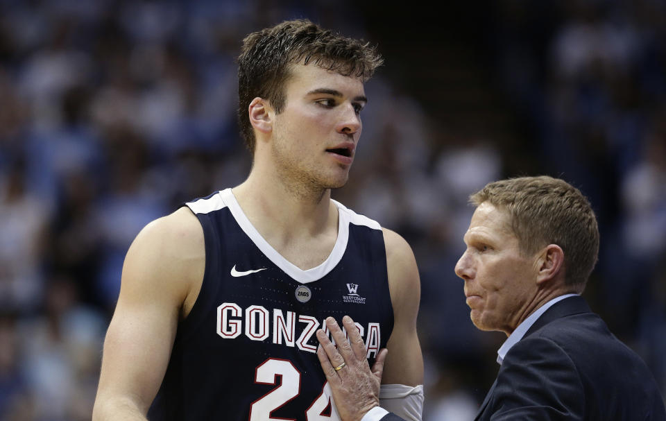 Gonzaga head coach Mark Few and Corey Kispert (24) will chase the program's first title this season. (AP Photo/Gerry Broome)