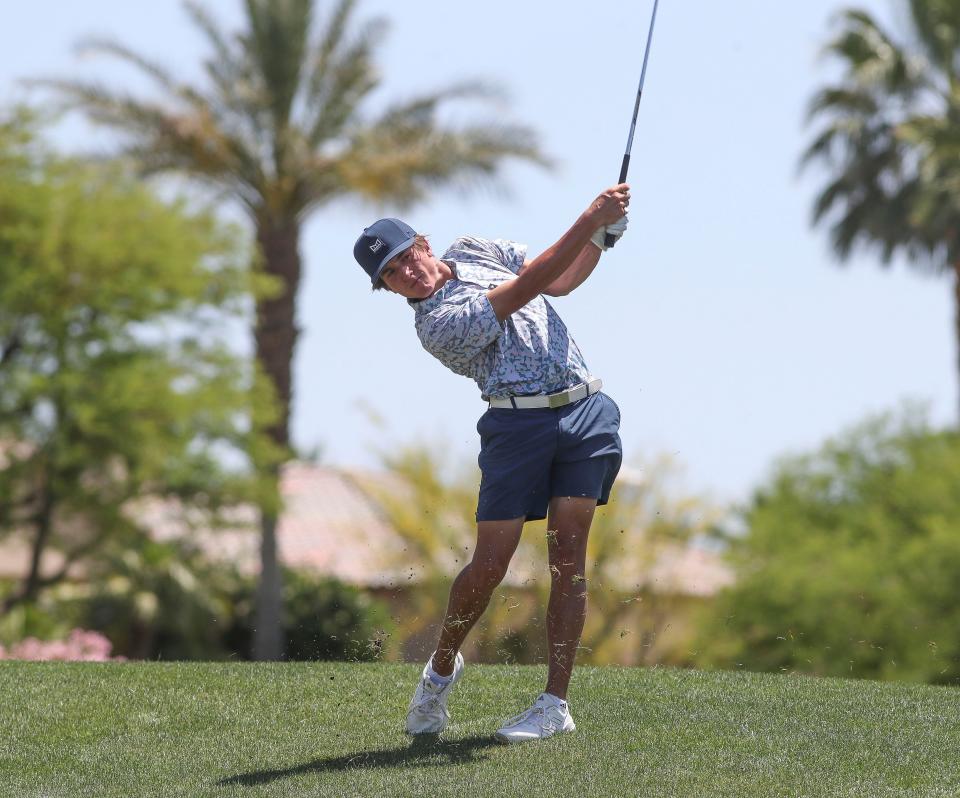 Landon Breisch, que juega en Palm Desert High School, realiza un tiro de aproximación en el primer hoyo en Andalucía durante el clasificatorio local del Abierto de Estados Unidos en La Quinta, California, el 7 de mayo de 2024.