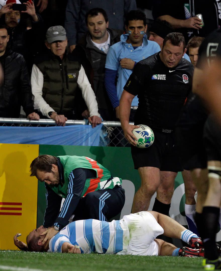 Mundial 2011: Steve Thomson mira a Mario Ledesma, asistido luego de recibir un golpe con la rodilla de Courtney Lawes, suspendido por dos semanas