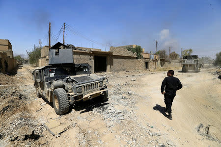 A member of the Counter Terrorism Service (CTS) is seen during the fight with the Islamic state militants in Tal Afar, Iraq, August 25, 2017. REUTERS/Thaier Al-Sudani