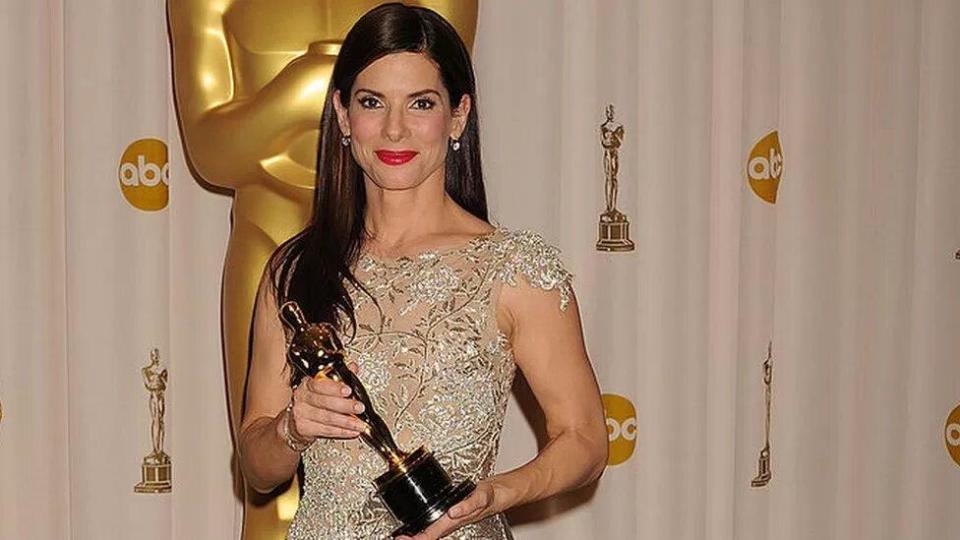 Sandra Bullock con una estatuilla por su papel en "The Blind Side"