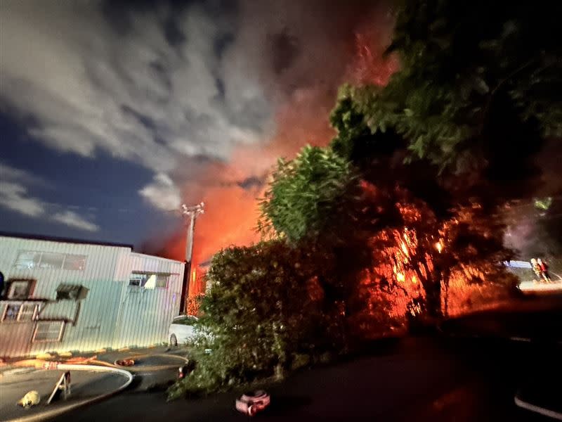 新北五股鐵皮工廠大火，火勢驚人。（圖／翻攝畫面）