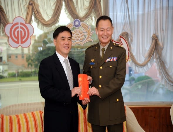 2011年台北市長郝龍斌（左）率勞軍團慰問憲兵司令部，與憲兵司令李翔宙（右）合影。（照片來源：台北市政府官網）