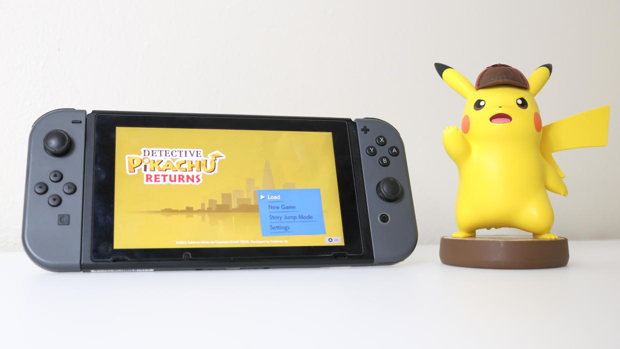  A Detective Pikachu amiibo next to a Nintendo Switch with Detective Pikachu Returns on the screen. 