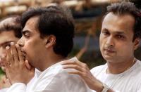 Mukesh Ambani (L) is comforted by his younger brother Anil Ambani (R) on the funeral cortege carrying the body of their father Dhirubhai Ambani, founder and chairman of India's largest private sector company Reliance Industries, to the Chandanwadi crematorium in Bombay, 07 July 2002. Ambani died late 06 July at the the Breach Candy hospital where he was adimitted 24 June after he suffered a stroke. AFP PHOTO / Sebastian D'SOUZA.