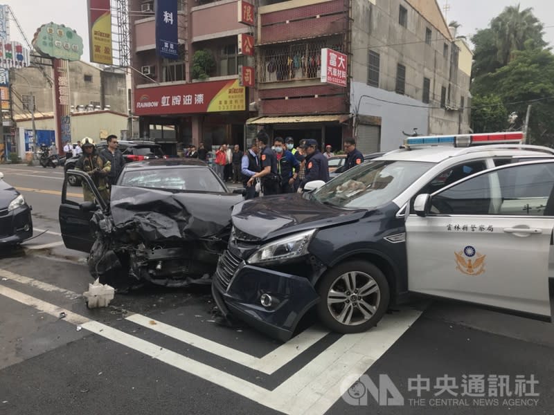 雲林縣斗六派出所員警今天下午執行巡邏勤務時，在雲林路二段發現可疑車輛，車上的毒品通緝犯看到警方鳴笛示警，開始在大街上亂竄，通緝犯衝撞到多輛行駛的轎車，警方開警車阻擋去路，停止警匪追逐戰。(中央社)