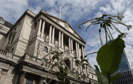 Flowers bloom outside the Bank of England in the City of London September 19, 2013. REUTERS/Suzanne Plunkett