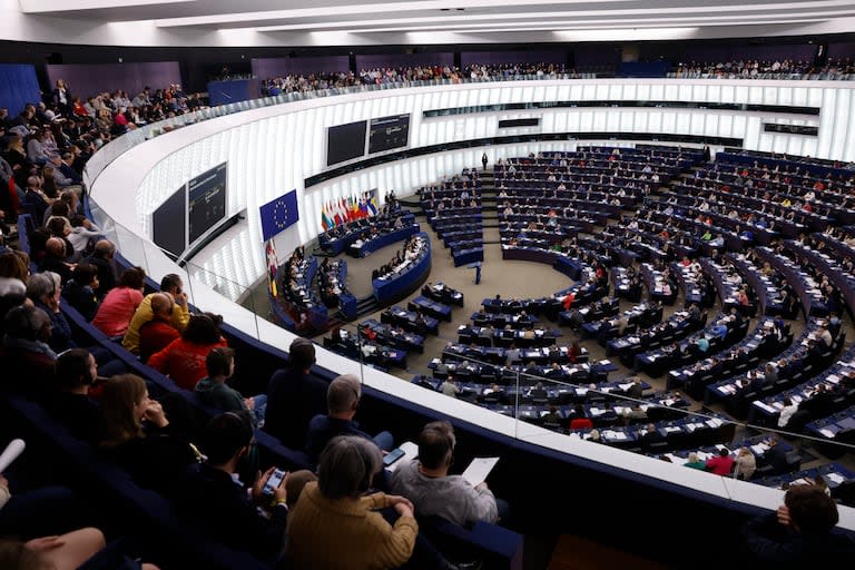 Miembros del Parlamento Europeo asisten a la última sesión antes de las elecciones europeas.