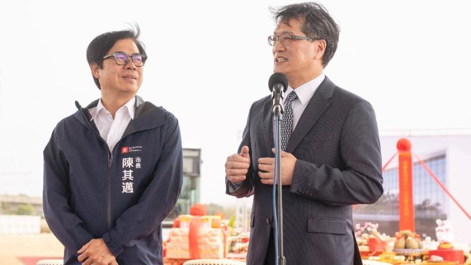 鴻華總經理李秉彥與高雄市長陳其邁。（圖／鴻海提供）