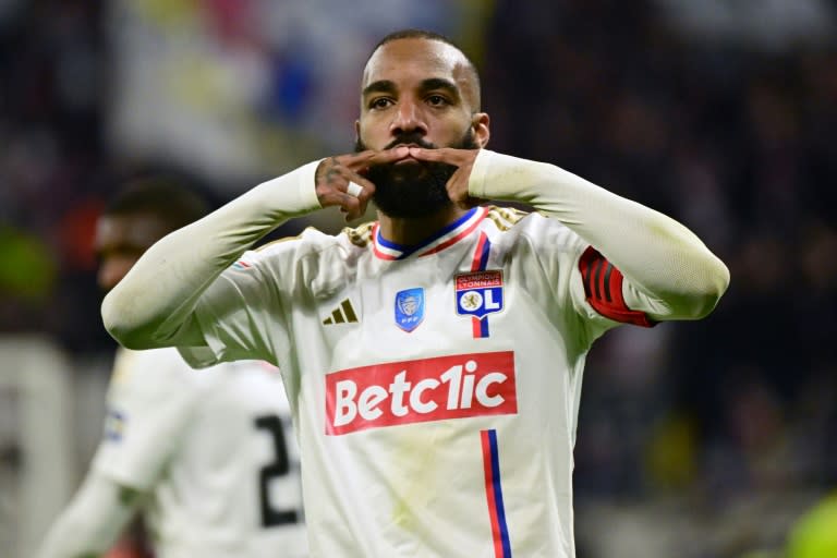 L'attaquant de Lyon Alexandre Lacazette célèbre un but marqué contre Valenciennes en Coupe de France, au Groupama Stadium, le 2 avril 2024 (Olivier CHASSIGNOLE)