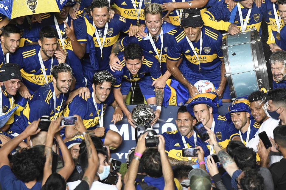 Los jugadores de Boca Juniors celebran tras ganar la Copa Diego Maradona del fútbol argentino tras vencer 5-3 a Banfield en una definición por penales, el domingo 17 de enero de 2021, en San Juan. (Andrés Larrovere/Pool vía AP)