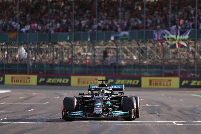 En un abarrotado autódromo de Silverstone, Lewis Hamilton, con Mercedes, ganó la prueba de clasificación para la primera carrera sprint de la historia de la Fórmula 1, parte del Gran Premio de Gran Bretaña.