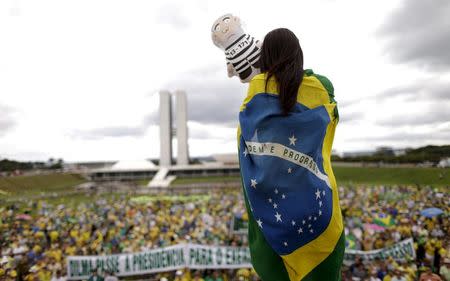 A demonstrator holds an inflatable doll of Brazil's former president Luiz Inacio Lula da Silva during a protest calling for the impeachment of Brazil's President Dilma Rousseff in front of the National Congress in Brasilia, Brazil, December 13, 2015. REUTERS/Ueslei Marcelino