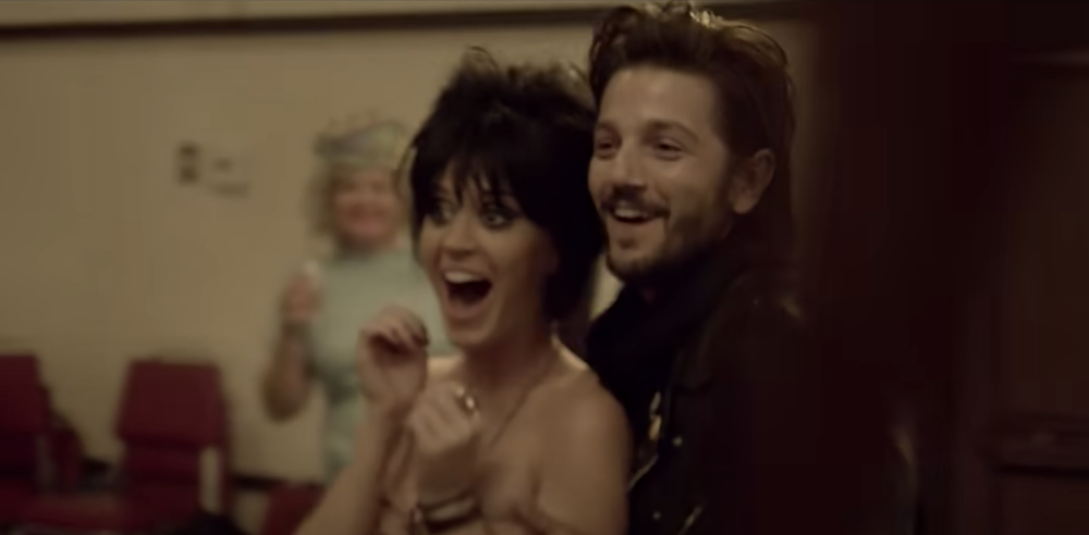 Katy Perry & Diego Luna 
Captura pantalla Youtube