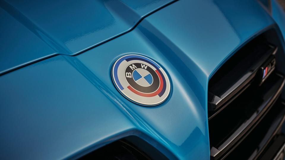 Nahaufnahme des BMW-Logos auf einem blauen M3 Touring