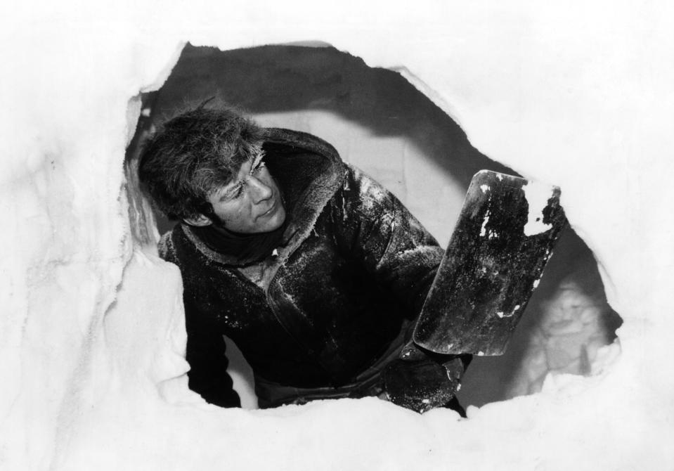 Sir Ranulph Twistleton Wykeham Fiennes, explorer, at the North Pole during the Transglobe Expedition. Sir Ranulph carves out a cave in the ice for temporary shelter. 11th April 1982. (Photo by Brendan Monks/Daily Mirror/Mirrorpix/Getty Images)