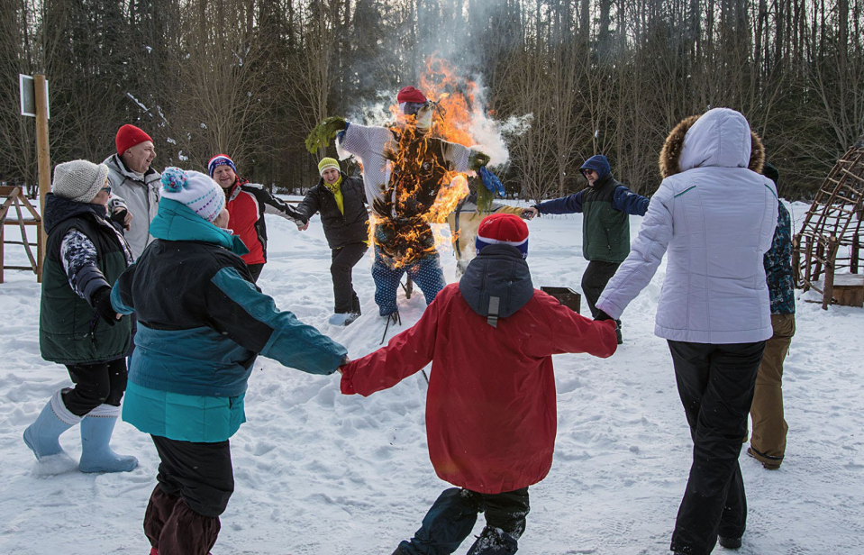 Russians in Perm burn a scarecrow of doping whistleblower Grigory Rodchenkov. (Photo: @vikiperm on Twitter)