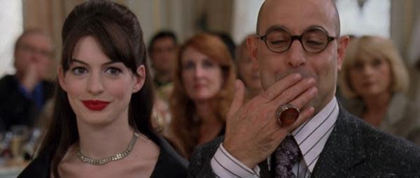 Anne Hathaway y Stanley Tucci (Foto: IMDb)