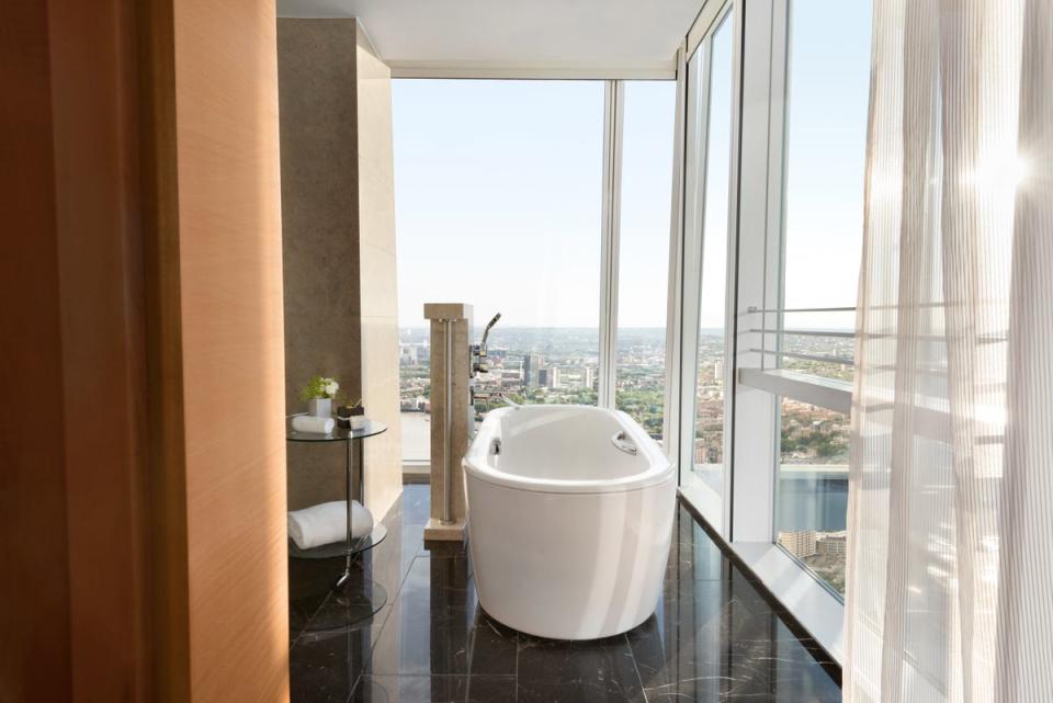 A bath with a view at Shangri-La London (Shangri-La London)