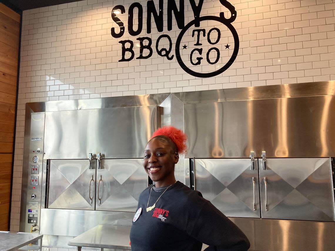 Akeyah Shannon mans the takeout station at the new Sonny’s BBQ at 5811 Zebulon Road in Macon. Becky Purser/The Telegraph