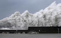 <p>Hohe Wellen werden im Fischerhafen von Aki in der westjapanischen Präfektur Kochi vom Taifun Jebi aufgepeitscht. (Bild: Kyodo/via REUTERS) </p>