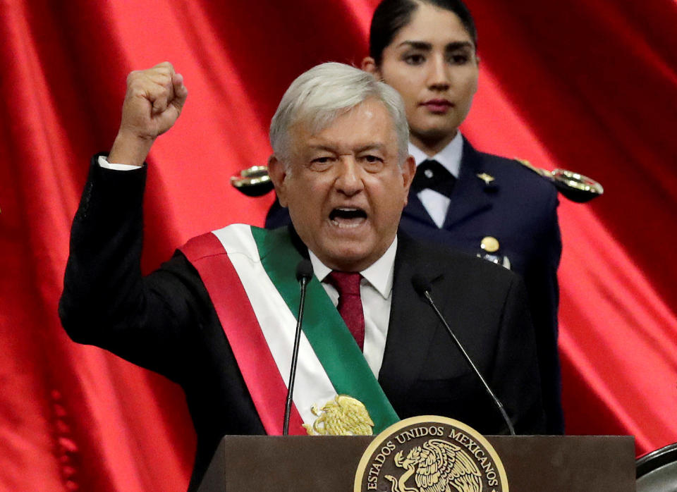 <p>En julio pasado Amlo logró llegar a la Presidencia de México con 53% de los votos. Sus promesas de combatir la desigualdad, reducir la violencia y luchar contra la corrupción le valió la confianza de los mexicanos, aunque no exento de cuestionamientos de muchos que lo ven como un líder de izquierda populista al estilo de Chávez. Sin duda unos de los personajes más polémicos y que más curiosidad generó en 2018. (Foto: REUTERS/Henry Romero) </p>