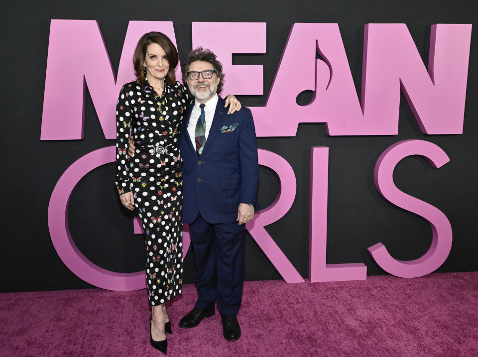 La guionista, actriz y productora Tina Fey, izquierda, y el productor ejecutivo Jeff Richmond asisten al estreno mundial de "Mean Girls" en el cine AMC Lincoln Square el lunes 8 de enero de 2024, en Nueva York. (Evan Agostini/Invision/AP)