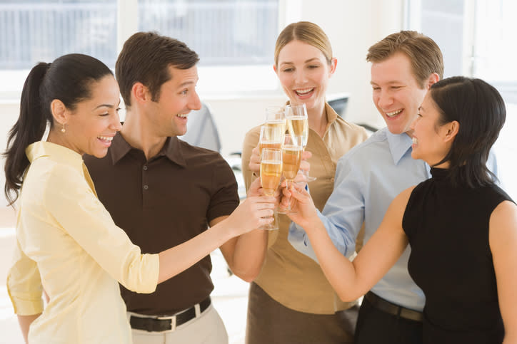 En la fiesta de fin de año de tu trabajo, es importante apegarse a las reglas de etiqueta. - Foto: Tetra Images/Getty Images