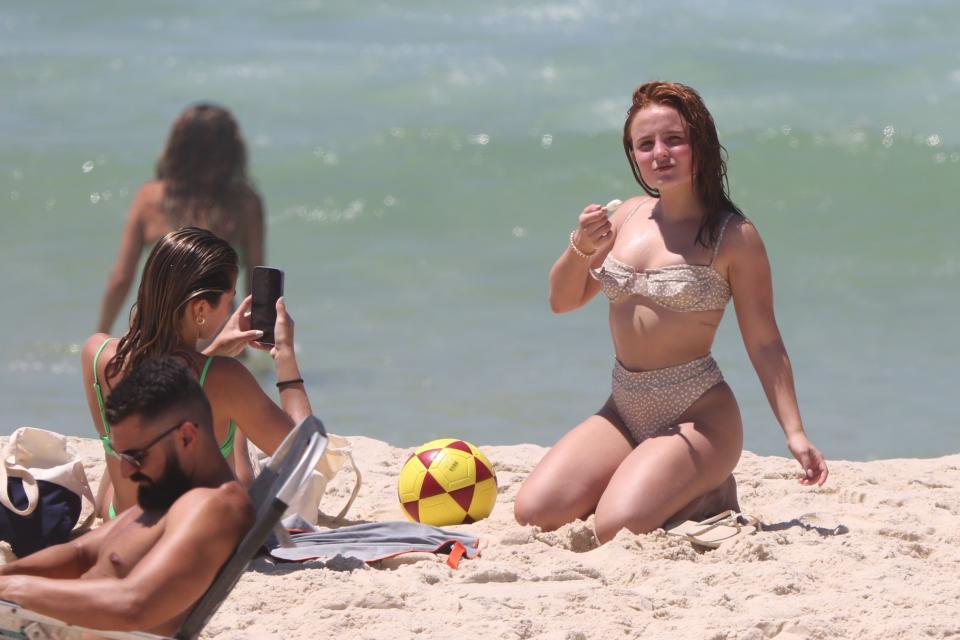 <p>Larissa Manoela se refrescou da sensação términa de 45ºC no Rio na praia (foto: Dilson Silva / AgNews)</p> 