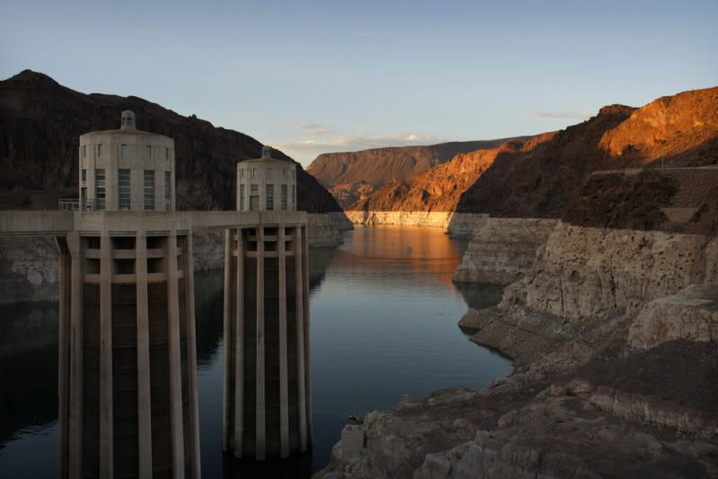 美國亞利桑那州的胡佛大壩水量顯著下降。全球多處遭遇嚴重乾旱，已經危及當地的農業與民生用水需求。（美聯社）