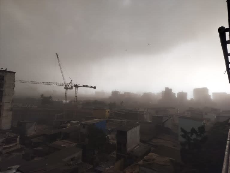 Mumbai quedó inmersa en una intensa tormenta de polvo y lluvia que provocó destrozos a lo largo de toda la ciudad