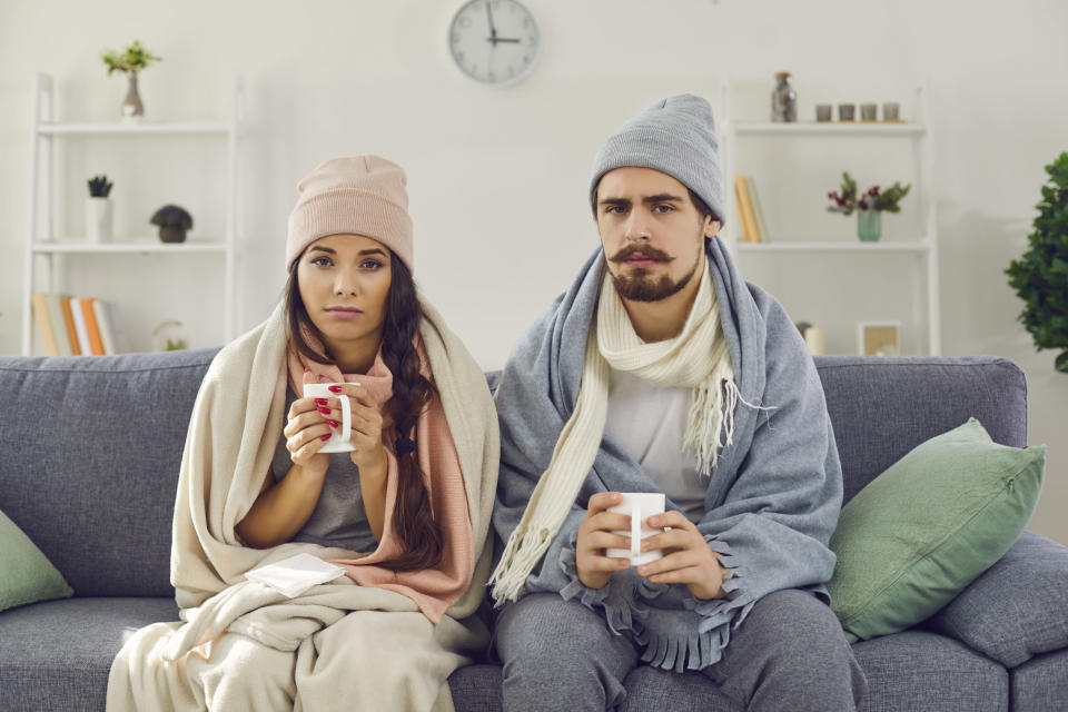 Decken und Heißgetränke vertreiben die Kälte auch in weniger stark beheizten Wohnungen. (Bild: Getty Images)