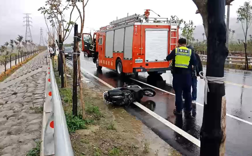 一名19歲張姓機車騎士8日行經台東49-1縣道，疑天雨路滑自摔，被民眾發現時，只見機車倒在路旁，人則摔落邊坡，警消獲報到場，張姓騎士已無生命跡象，緊急送醫。(中央社／民眾提供)