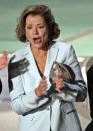 ARCHIVO - La actriz Jessica Walter aplaude después de que "Arrested Development" ganara el premio a serie destacada de comedia en la 56a entrega anual de los Emmy el 19 de septiembre de 2004, en Los Angeles. Walter, quien interpretó a una matriarca calculadora en “Arrested Development” ha muerto. Tenía 80 años. Su hija, Brooke Bowman, confirmó su deceso. Entre sus papeles conocidos interpretó a una acosadora en el thriller de Clint Eastwood de 1971, “Play Misty for Me”. (Foto AP/Kevork Djansezian, archivo)