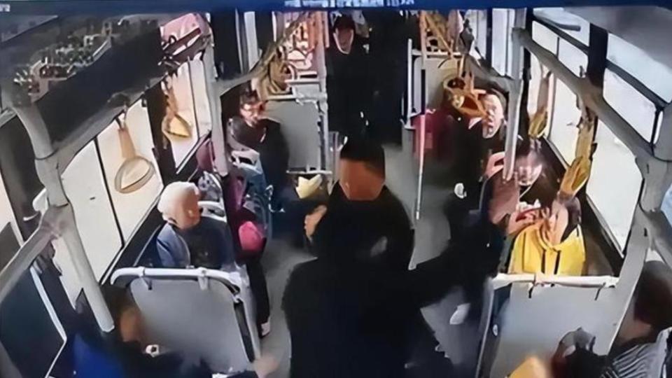 公車上滿位，老翁要求大學生讓座。（圖／翻攝自《搜狐新聞》）