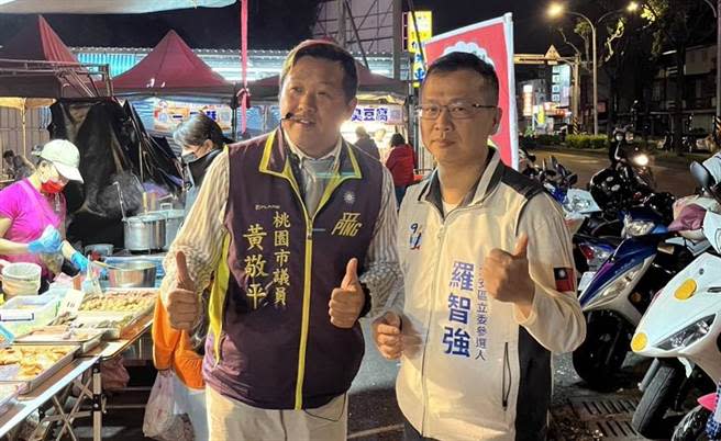 拚國民黨桃市第5選區立委初選，市議員黃敬平(左)邀羅智強(右)夜市掃街，誓言前進國會。(呂筱蟬攝)