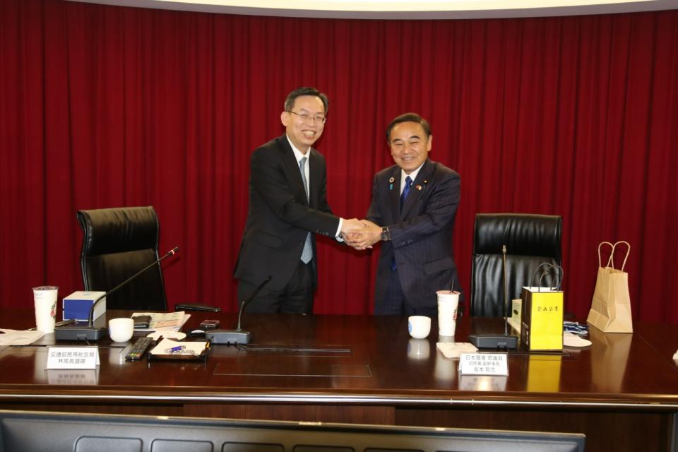 日本眾議員坂本哲志（右）拜會民航局長林國顯（左）。民航局提供