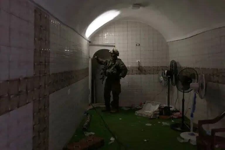 Un soldado de pie en un recinto subterráneo donde el ejército israelí dijo que los rehenes habían sido retenidos por Hamas