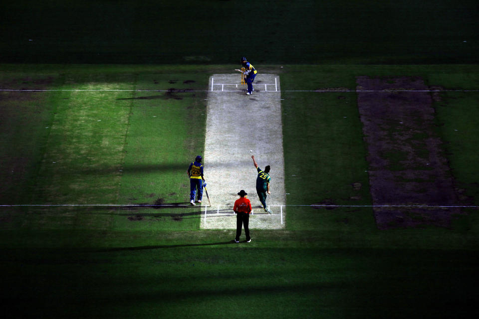 Australia's Mitchell Johnson (R) bowls to Sri Lanka's Dinesh Chandimal (top) as Tillakaratne Dilshan (L) looks on during their one-day international cricket match at the Melbourne Cricket Ground January 11, 2013. REUTERS/David Gray (AUSTRALIA - Tags: SPORT CRICKET)