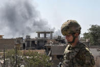 <p>A U.S. soldier advising Iraqi forces is seen in the city of Mosul on June 21, 2017, during the ongoing offensive by Iraqi troops to retake the last district still held by the Islamic State (IS) group. (Photo: Mohamed el-Shahed/AFP/Getty Images) </p>