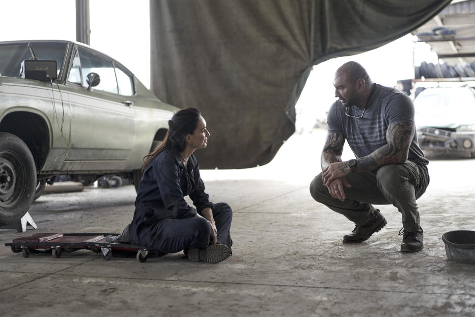 En esta imagen difundida por Netflix, Ana de la Reguera y Dave Bautista en una escena de "Army of the Dead". (Clay Enos/Netflix vía AP)