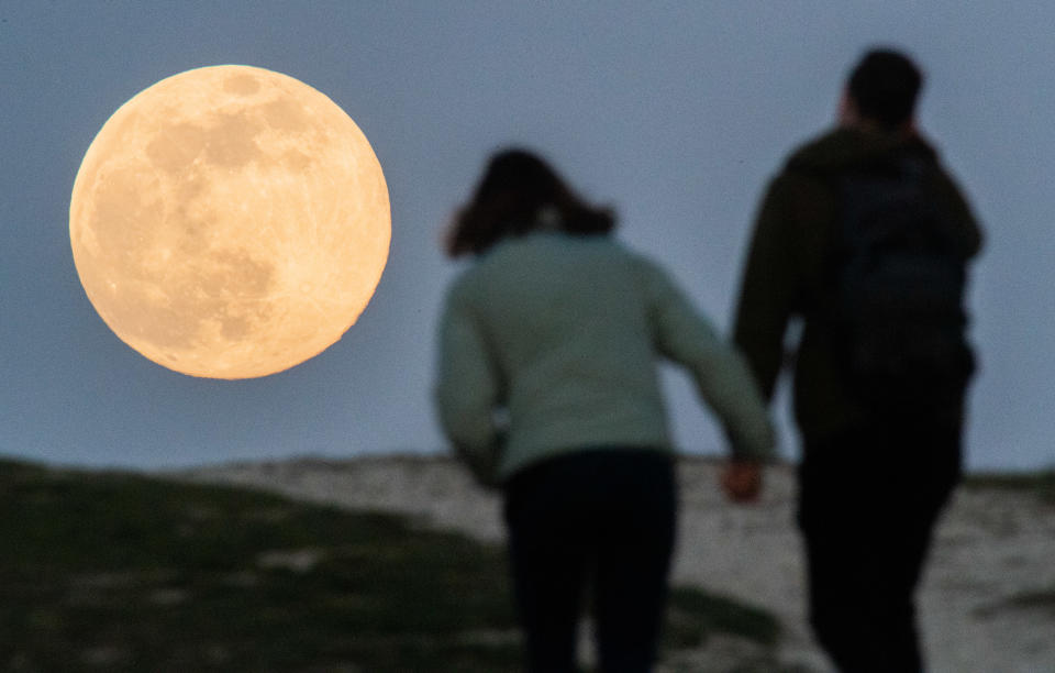 Niedersachsen, Hannover: Eine Paar geht händchenhaltend auf den Kronsberg, als am Horizont der Mond als sogenannter Supermond aufgeht. (Foto: Julian Stratenschulte/dpa)