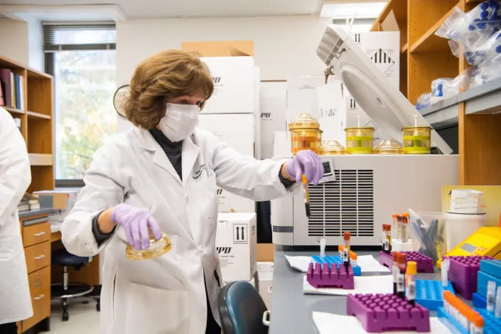 La gerente de laboratorio, Rita Smith, procesando muestras de sangre como parte del ensayo en curso de la vacuna contra la COVID-19 de Moderna en el Centro Médico de la Universidad de Vanderbilt, en Nashville, el martes 9 de noviembre de 2021.