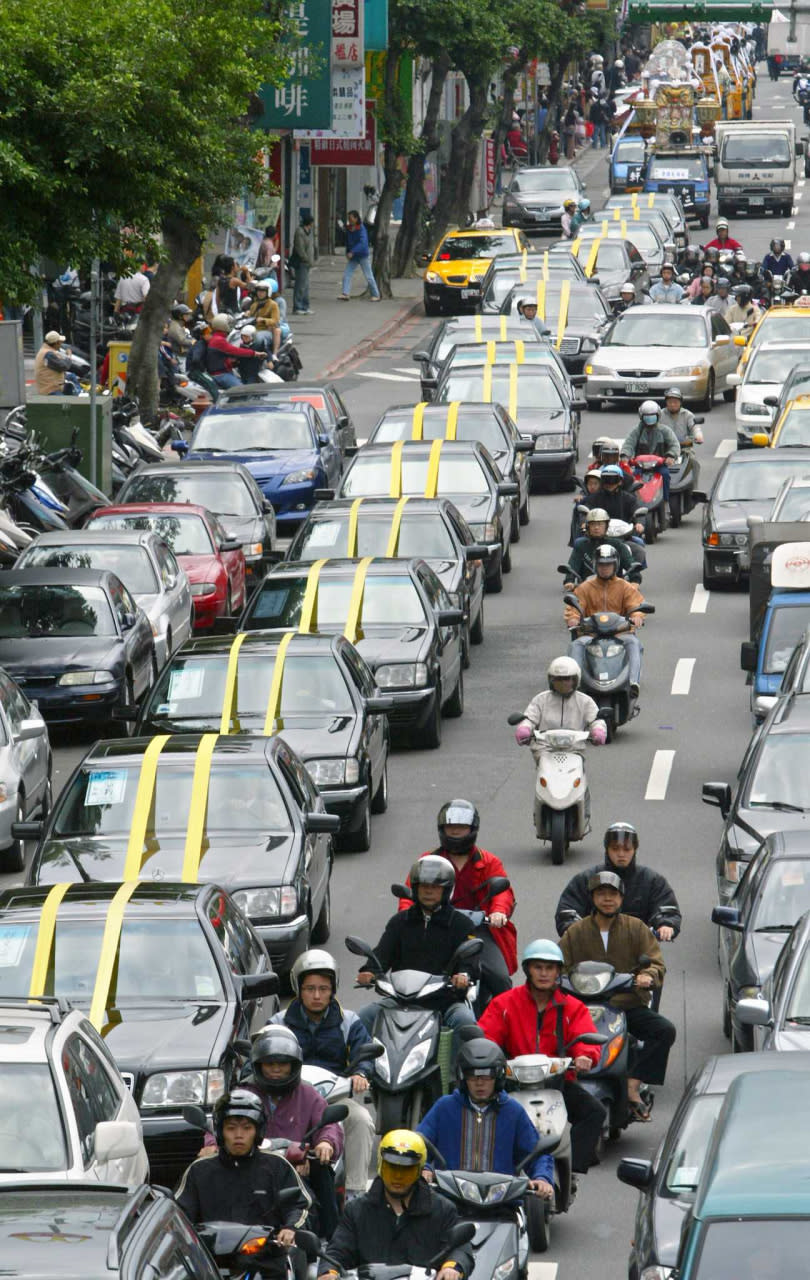 30輛黑頭車齊聚送楊慶順最後一程。