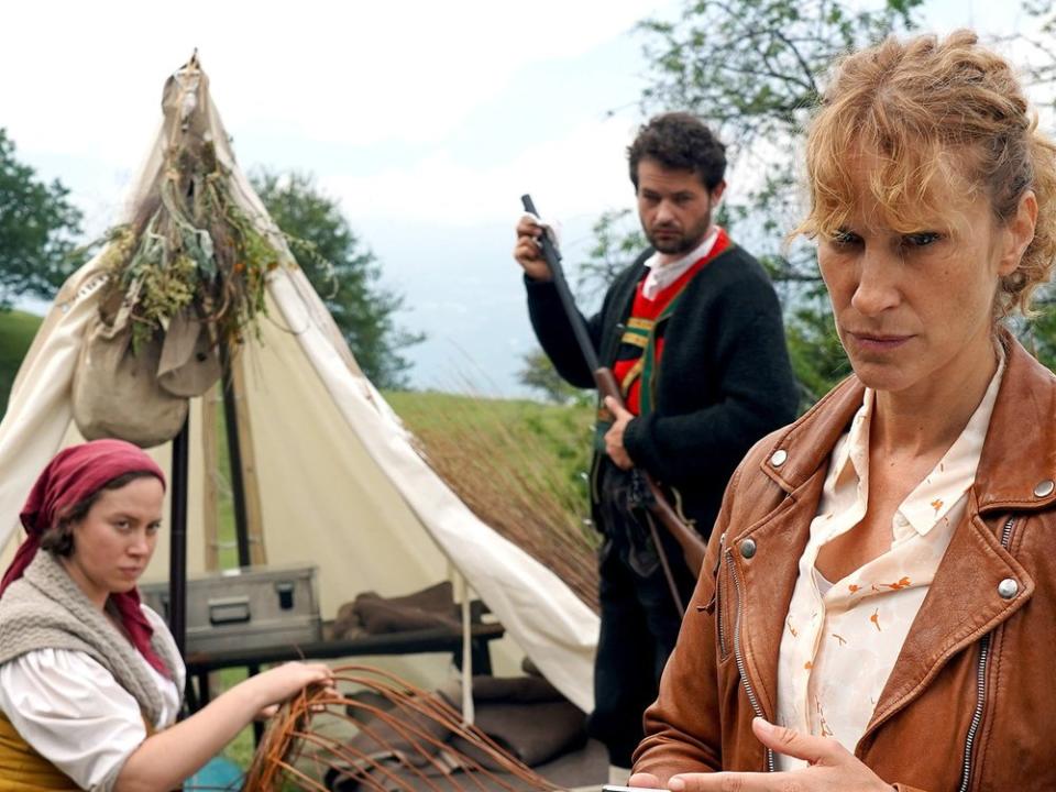 "Der Bozen-Krimi: Mord am Penser Joch": Kommissarin Schwarz (Chiara Schoras) vernimmt das Ehepaar Monika (Katharina Haudum) und Matthias Frank (David Tobias Schneider). (Bild: ARD Degeto/Hans-Joachim Pfeiffer)