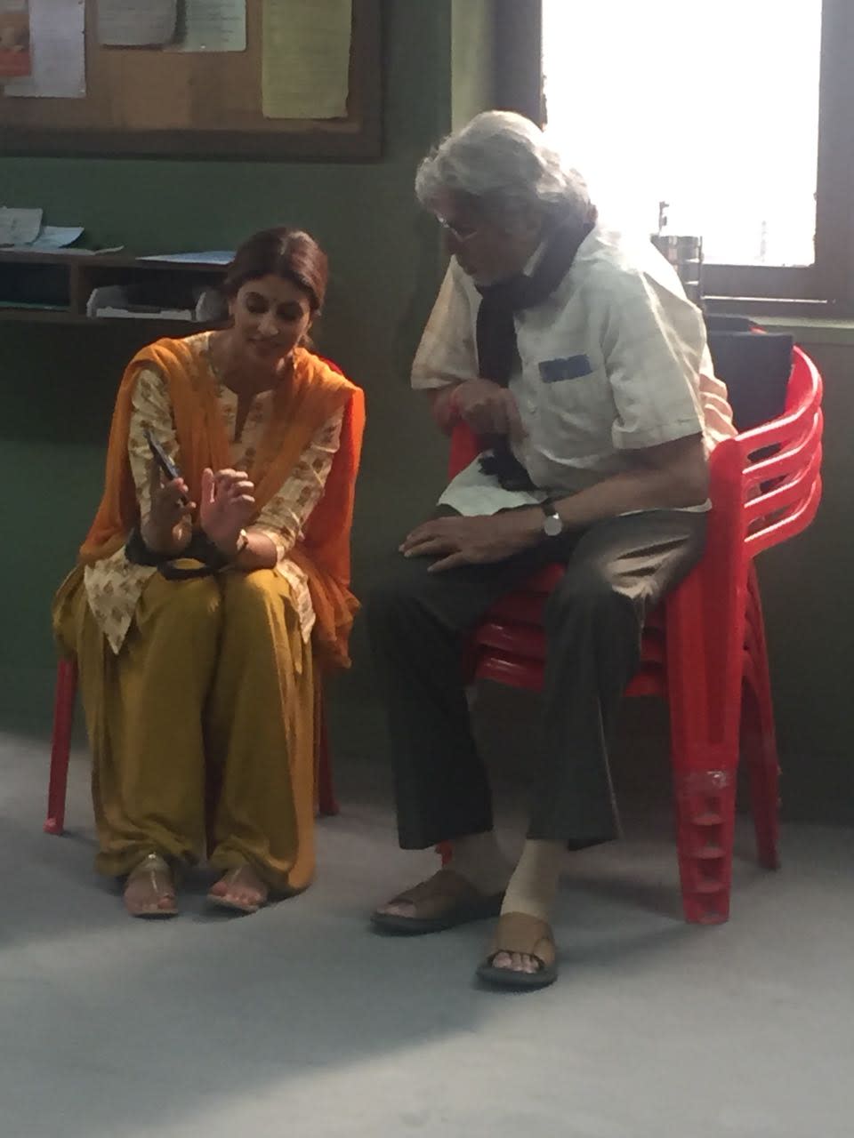 Big B fondly looks on as Shweta chats. 