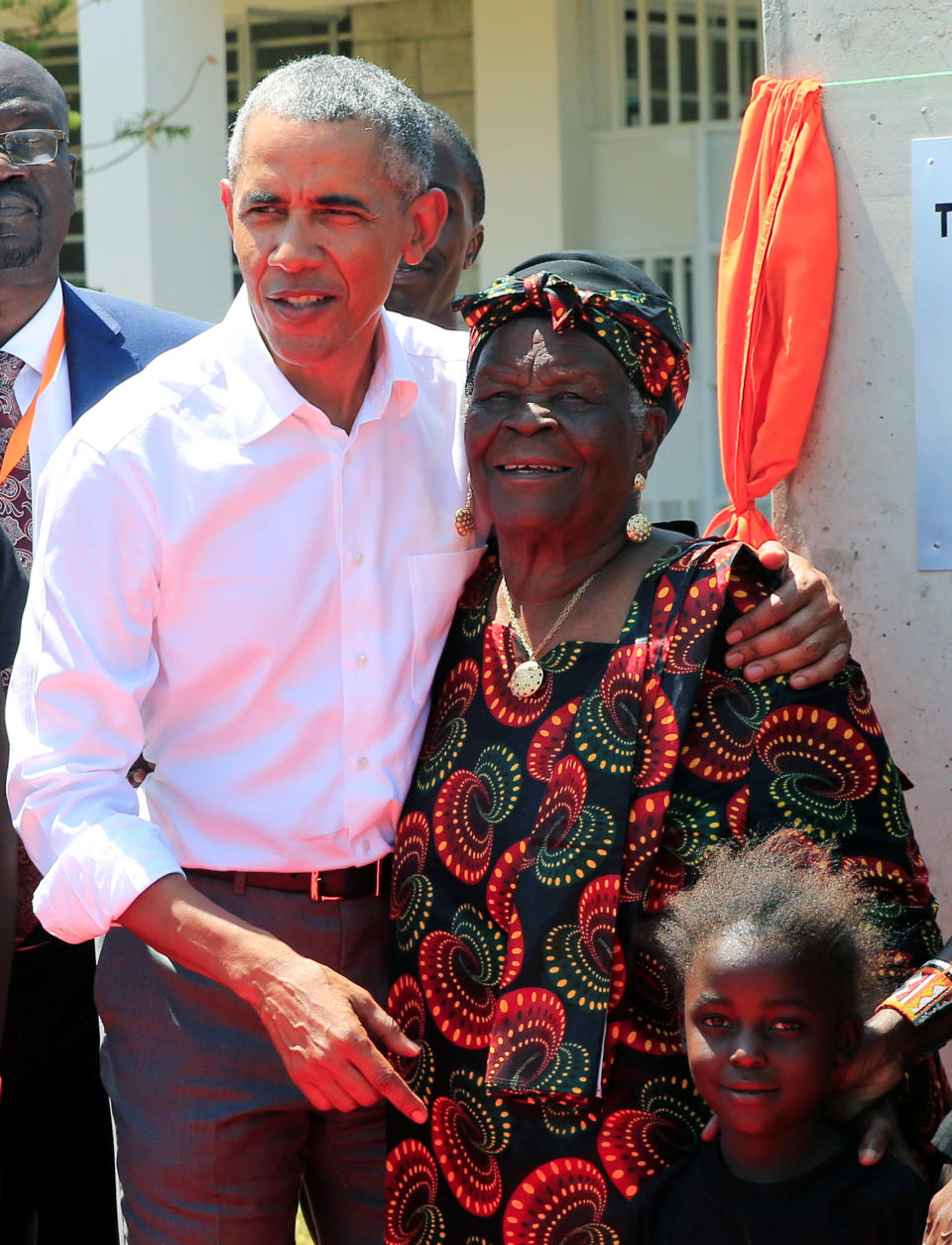 <p>Barack Obama abraza a su abuela Sarah Obama.<br>Foto: REUTERS </p>